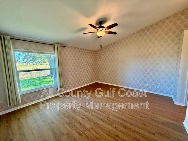 Building Photo - 4388 Fairway Dr
