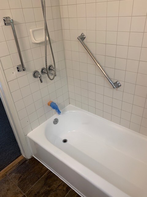 Bath Tub - 1431 Idaho Ave