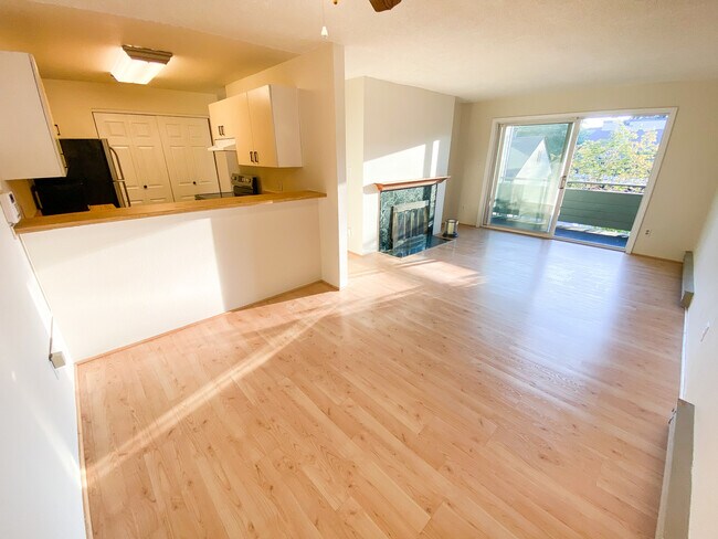 Spacious Dining and Living Room Area - 2530 S 317th St