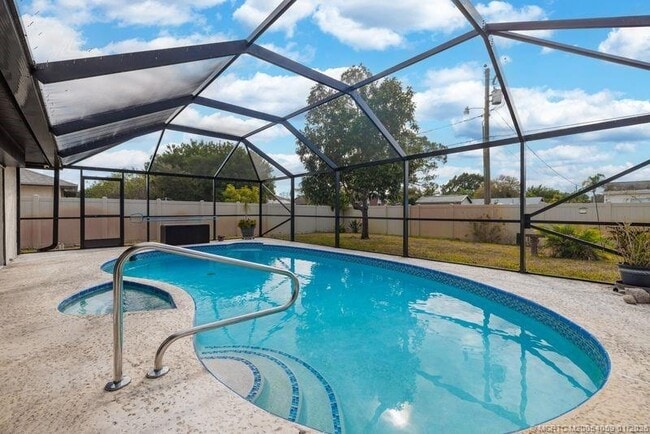 Building Photo - 160 SE Duxbury Ave