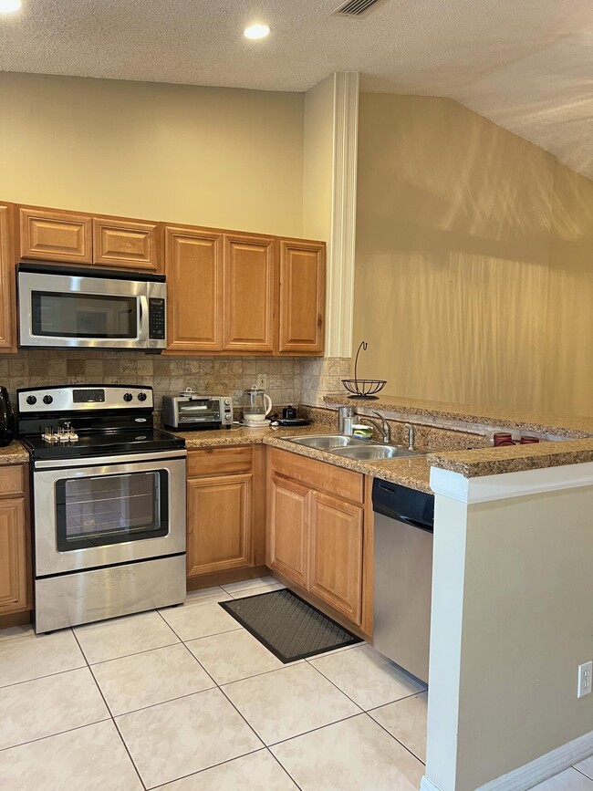 Building Photo - 10930 Lakemore Ln