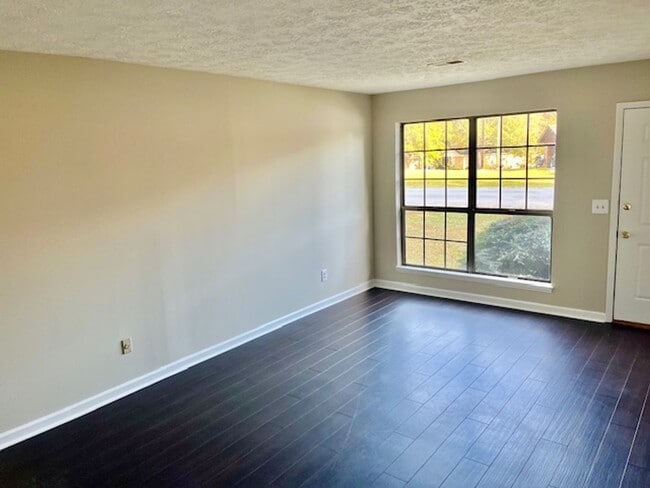 Building Photo - Crosscreek Dr #6