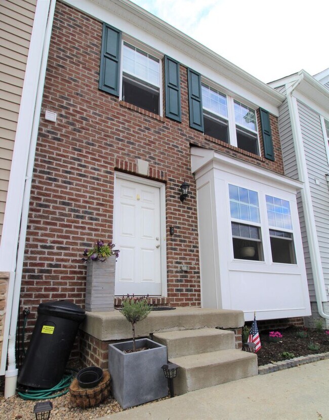 Foto del edificio - 3 Bed/ 2.5 Bath Townhome close to the interstate - Available 06/08/2026