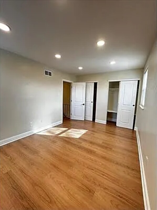 Foto del edificio - 1420 W Girard Ave