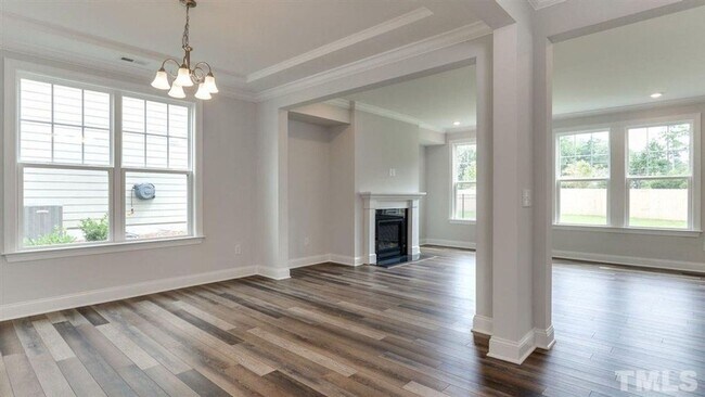 Building Photo - Chapel Hill 5 Bedroom/ 3 bath Home Gourmet Kitchen Fireplace and Fenced yard!