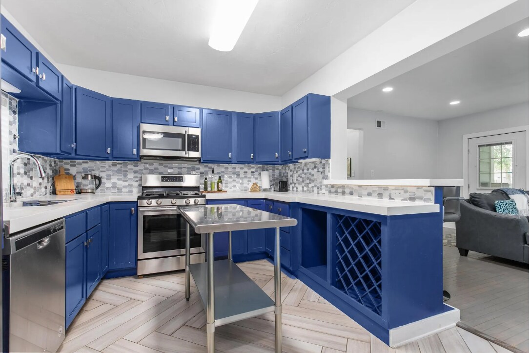 Kitchen - 603 S Locust St