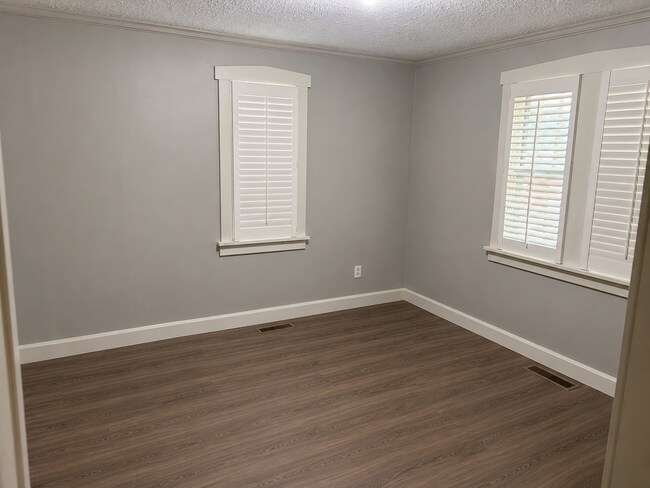 Dormitorio 1 - 900 S Grant Ave