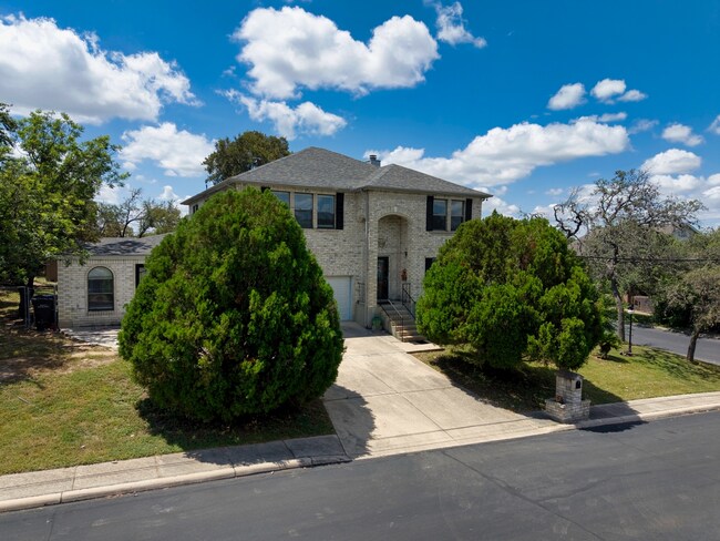 Foto del edificio - Elegant 4-Bedroom Home with Island Kitchen, Fireplace, and Fenced Yard in San Antonio