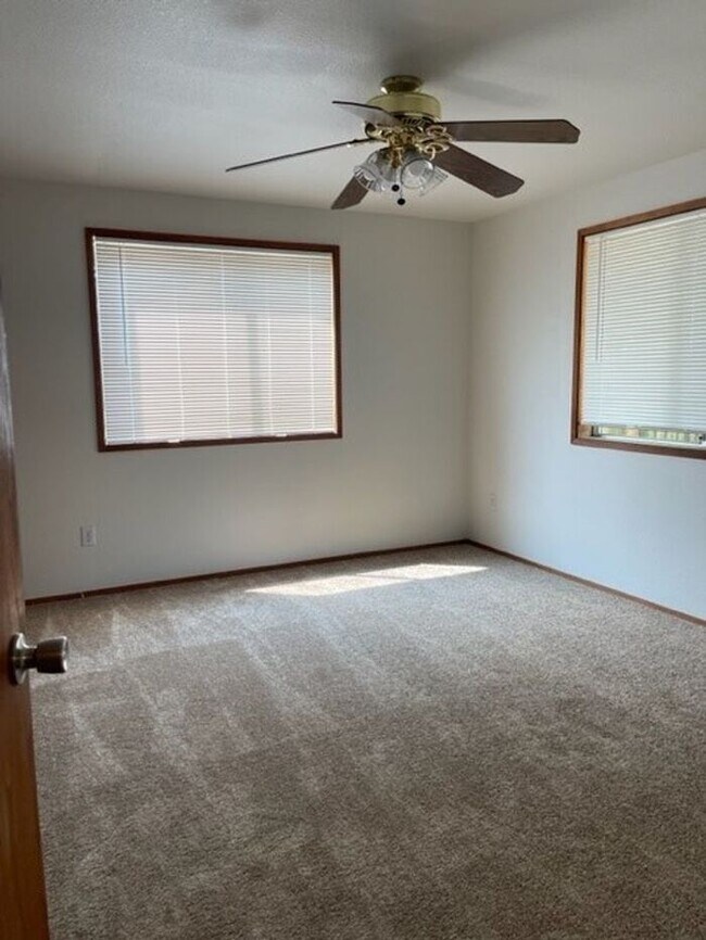 Foto del edificio - Perfect & Spacious 3 Bed, 1 1/2 Bath Duplex by the Puyallup River!