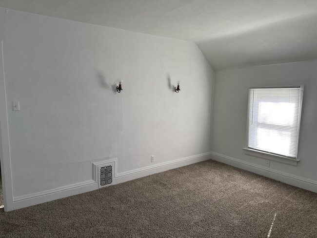 Building Photo - 309 1/2 W Pleasant St