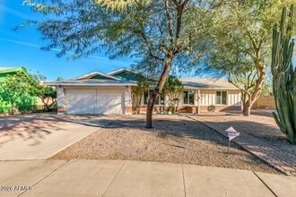 Building Photo - 1726 E El Parque Dr