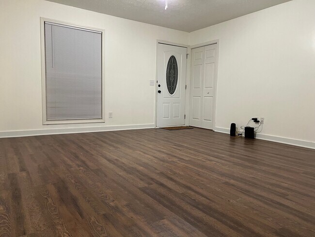 Foto del edificio - 629 Denton Ave