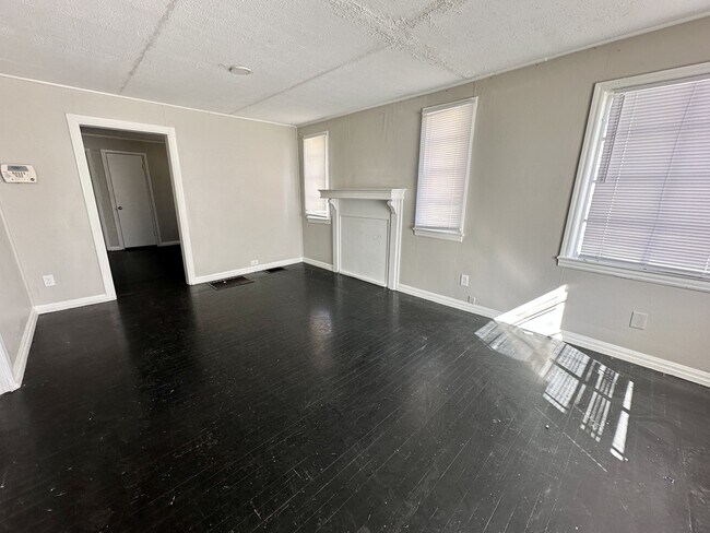 Building Photo - 925 Woodward Rd