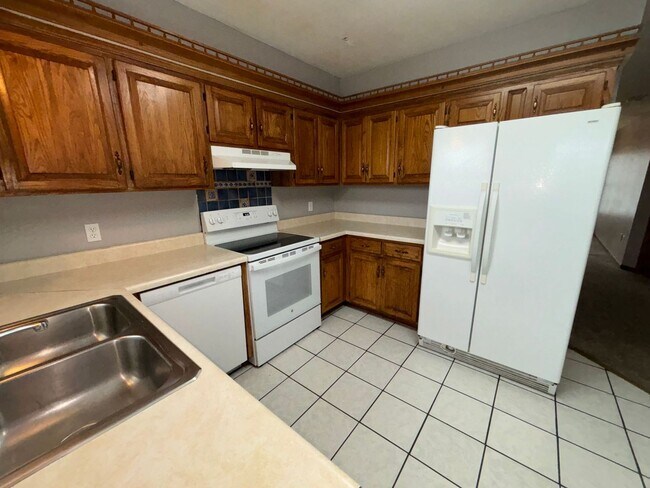 Building Photo - 3 bedroom, 2.5 bath townhome in Lee's Summit!