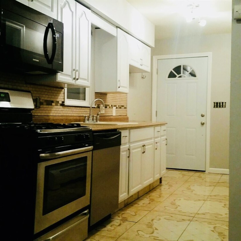 Primary Photo - 752 River Dr