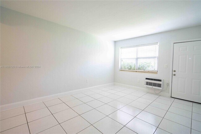 Foto del edificio - 7829 Carlyle Ave
