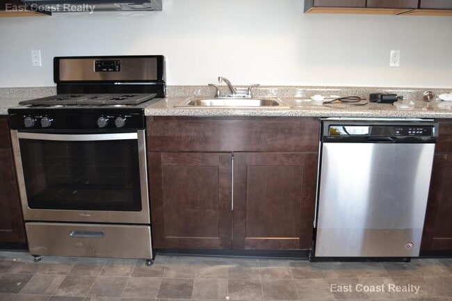 Building Photo - 170 Kelton St