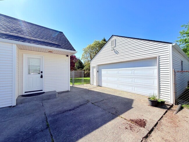 Foto del edificio - Beautiful 4BD | 2BA with Garage and Large Backyard