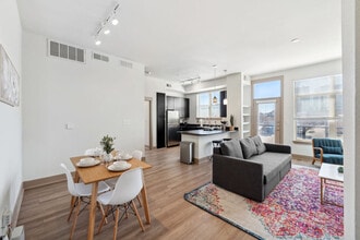 Building Photo - 264 N Walton St