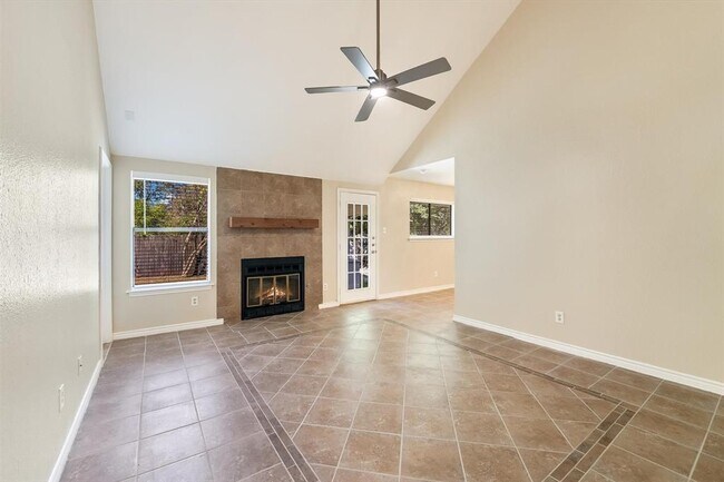 Foto del edificio - 6808 Luckenbach Ln