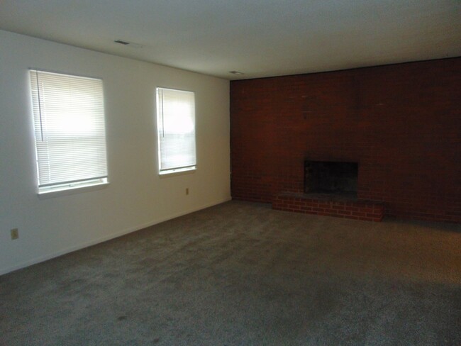 Building Photo - Nice 3 Bedroom 2.5 Bathroom Townhome!
