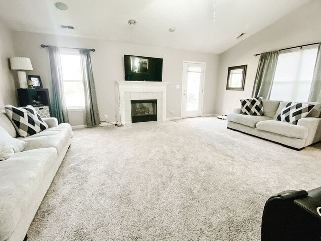 Building Photo - Newly Renovated Three Bedroom