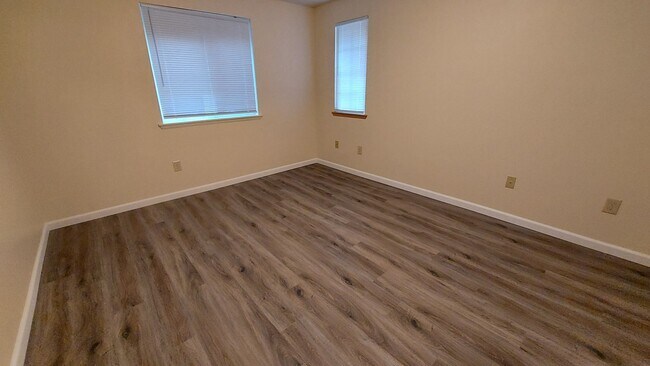 Building Photo - Updated 3 bed 2 bath rambler w/ 2 car gara...