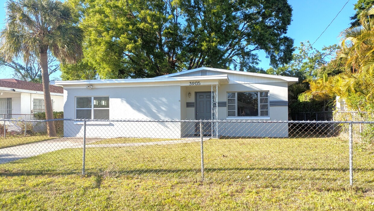 Foto principal - 3905 W Carmen St