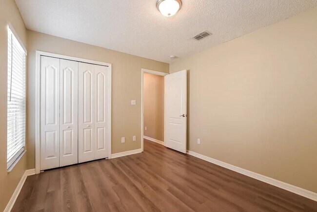 Foto del edificio - 87 Pine Forest Pl