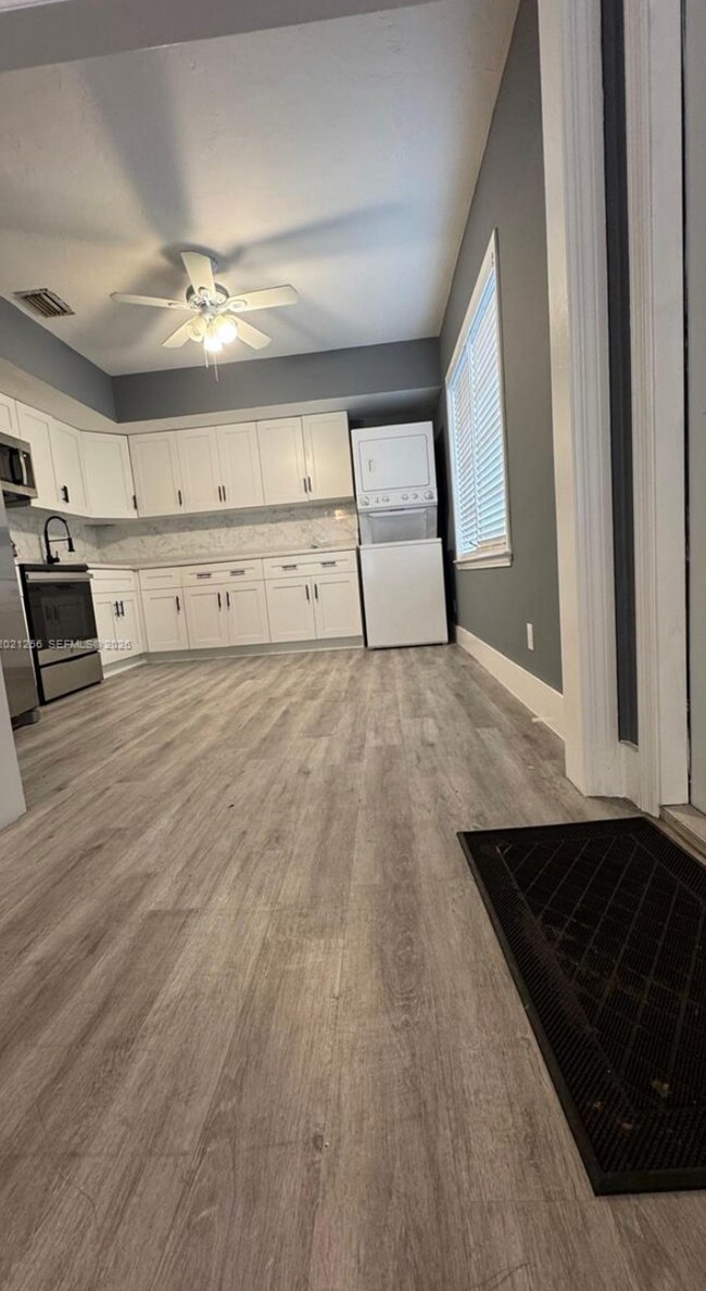Foto del edificio - 820 SE 12th Ct