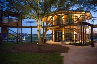 Building Photo - 6919 Red Oak Dr