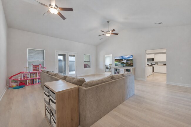 Foto del edificio - 5833 Crestlake Dr