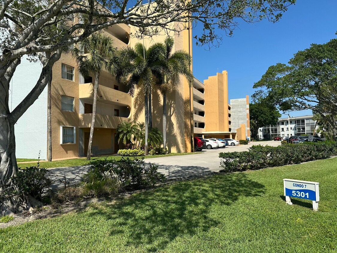 Foto principal - 5301 NW 2nd Ave
