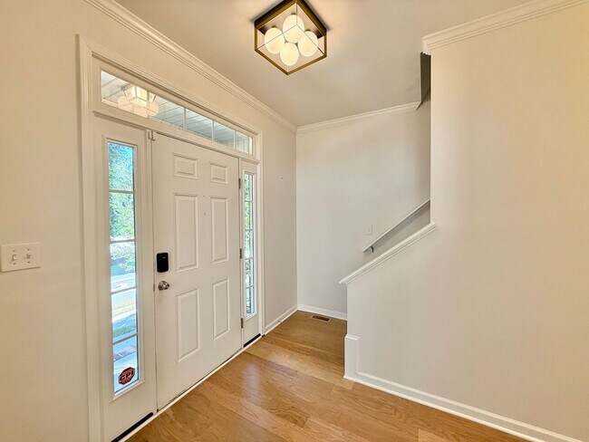 Foto del edificio - Newly Remodeled 4BD, 2.5BA Raleigh Corner-Lot Home with Modern Upgrades in a Prime Location Near ...