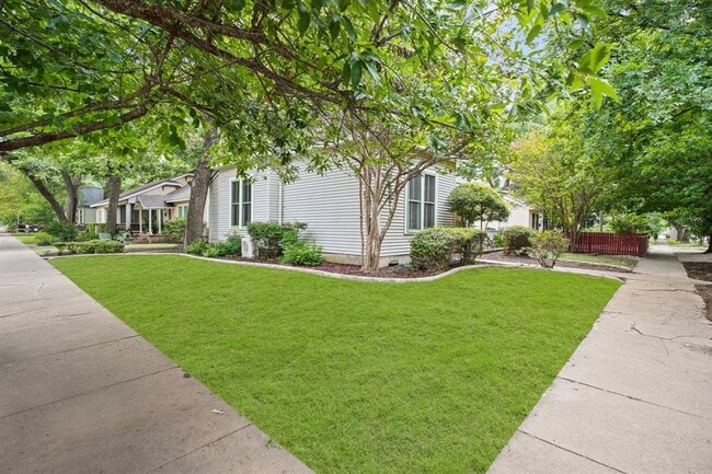 Building Photo - 212 W 43rd St