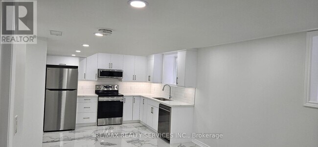 Photo du bâtiment - 15163 Danby Rd