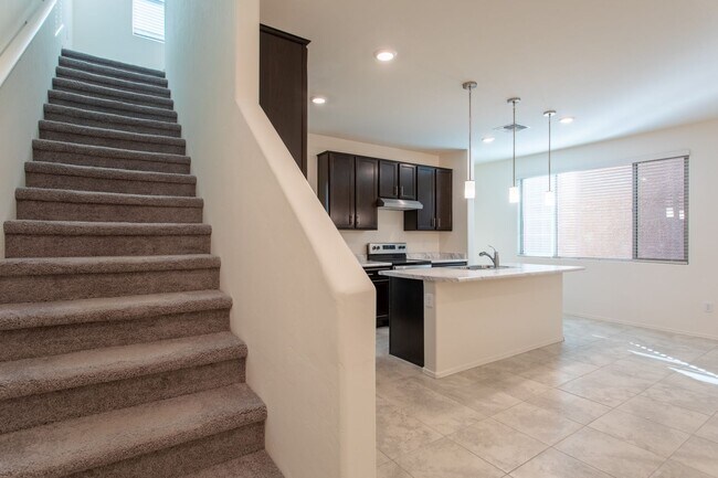 Foto del edificio - New 4 bedroom 2.5 bath