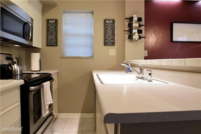 Building Photo - 2 br, 2 bath Condo - 4333 Oak St