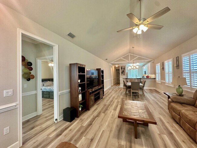 Foto del edificio - Modern Comfort in Fletcher Oaks – 3BR/2BA ...
