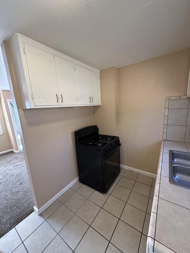 Building Photo - 3340 Riverview Dr
