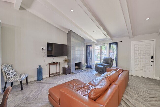Foto del edificio - Fully Furnished Villa in Gated Paradise Va...