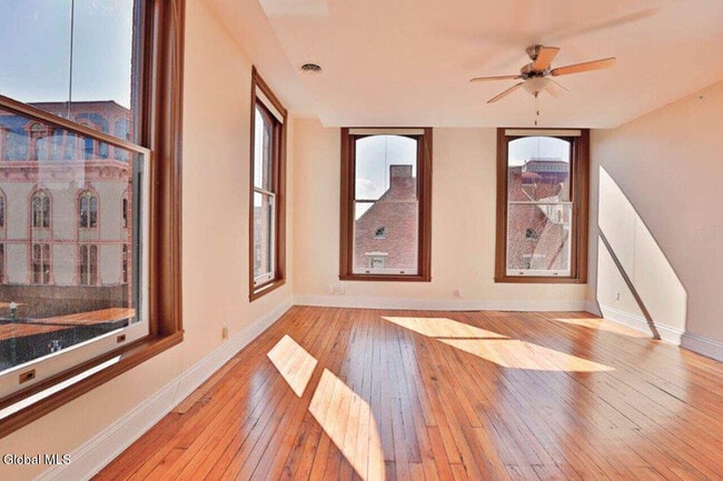 Building Photo - 256 Broadway