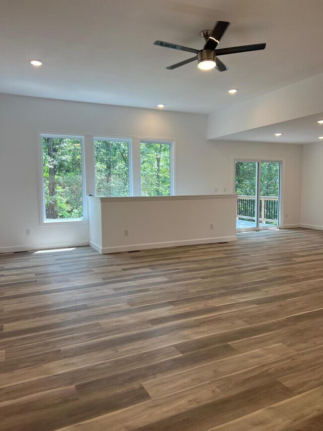 Building Photo - 3704 Swan Ct