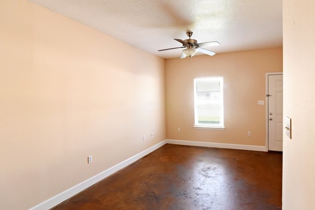 Building Photo - Mayflower Apt Duplex