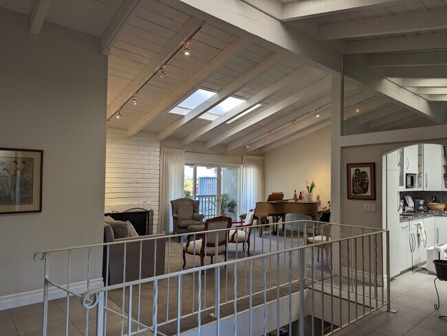 Building Photo - 508 Playa