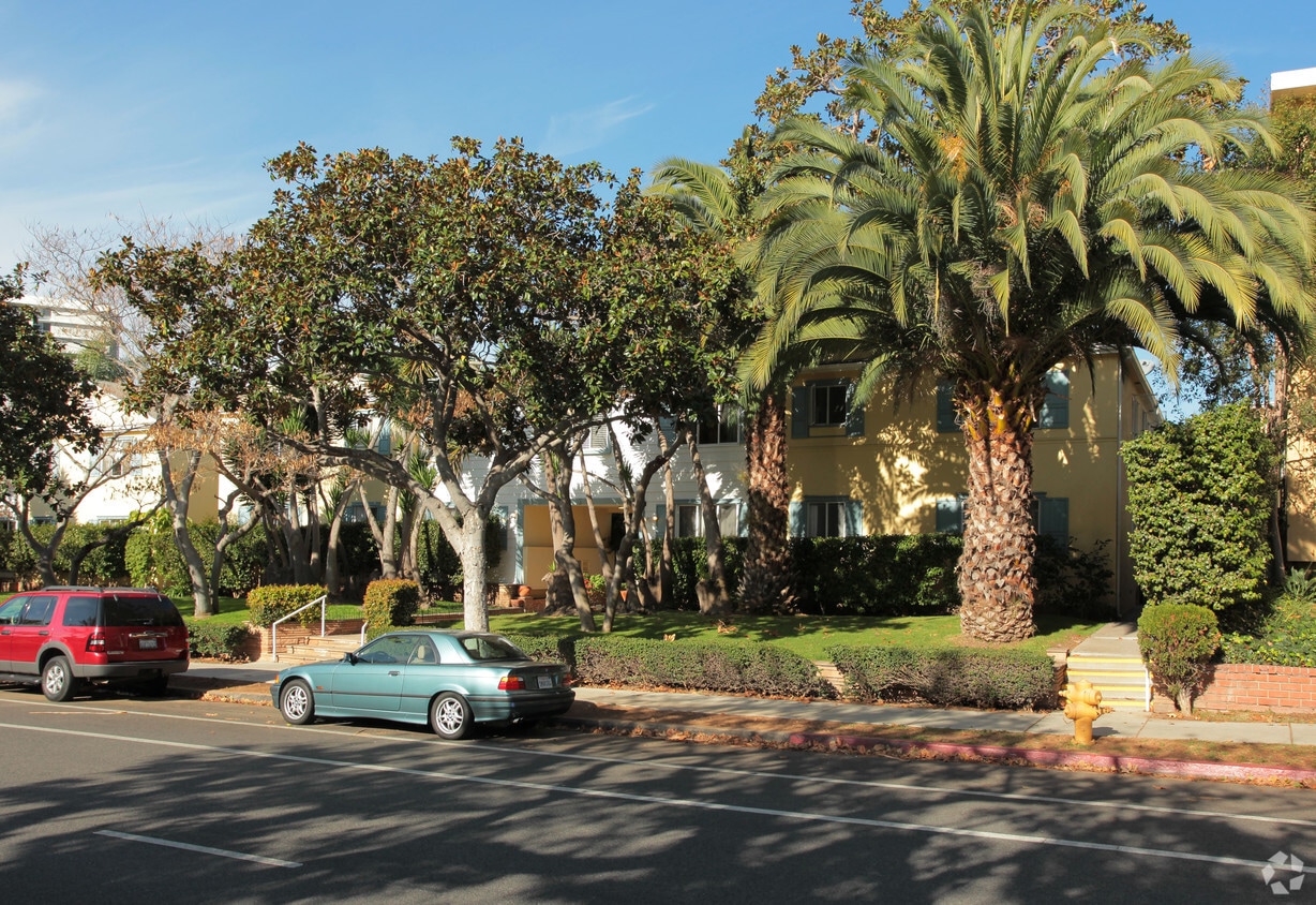 Building Photo - 211 San Vicente Blvd