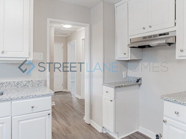 Building Photo - NOW OFFERING $250 OFF FIRST FULL MONTH IF ...