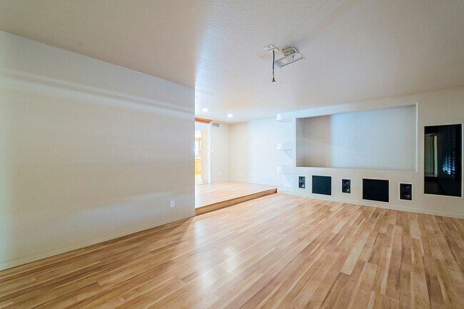 Building Photo - Move in Ready! 3 Bedrooms, 3 Bathrooms & P...