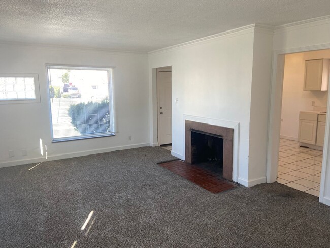 Building Photo - 2 bedroom - 2 bath - bungalow - $995