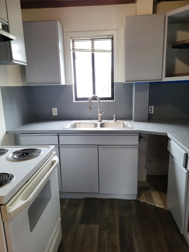 Building Photo - Cozy 2 BD, 1 BA Ground floor Duplex with L...